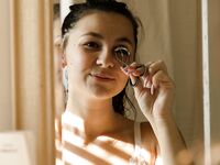 Liz Jordan ukazuje svá malá prsa a sexy zadeček