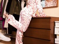 Teenka Caroline Abel se svléká ze svého hedvábné pyžama