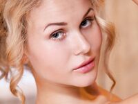 Teenka Caroline Abel se svléká ze svého hedvábné pyžama