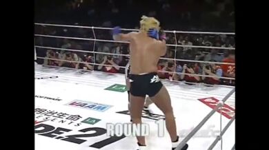 Velký blondýn s černou botou vs Freddie Mercury verze 2.0