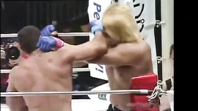 Velký blondýn s černou botou vs Freddie Mercury verze 2.0