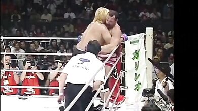 Velký blondýn s černou botou vs Freddie Mercury verze 2.0