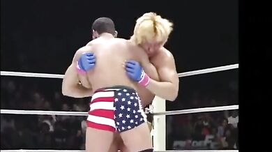 Velký blondýn s černou botou vs Freddie Mercury verze 2.0