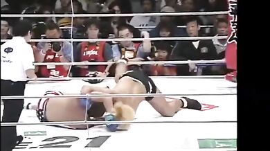 Velký blondýn s černou botou vs Freddie Mercury verze 2.0