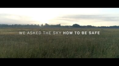 První vrtulník s padákem