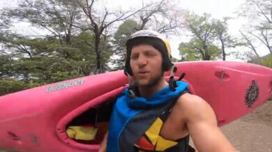 Sjíždění divoké řeky na kajaku