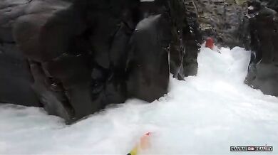 Sjíždění divoké řeky na kajaku