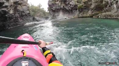 Sjíždění divoké řeky na kajaku