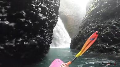 Sjíždění divoké řeky na kajaku