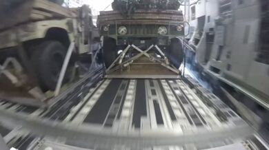 Výsadek vojenských terénních vozidel Humvee