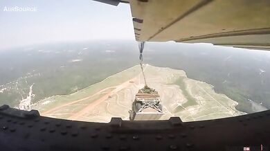 Výsadek vojenských terénních vozidel Humvee
