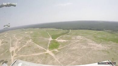Výsadek vojenských terénních vozidel Humvee