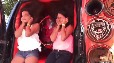 Auto se silným zvukovým systémem