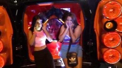 Auto se silným zvukovým systémem