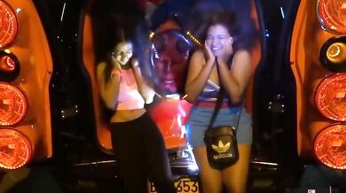 Auto se silným zvukovým systémem