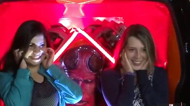 Auto se silným zvukovým systémem