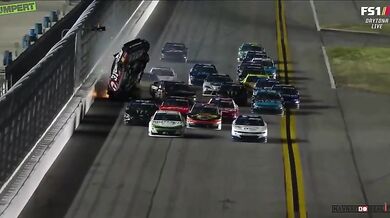 Nehoda při NASCAR závodu