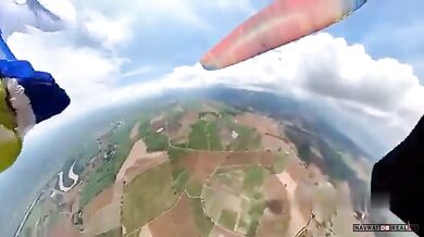 Srážka parašutistů