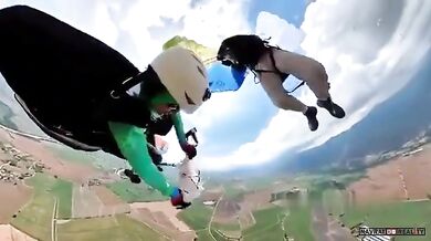 Srážka parašutistů