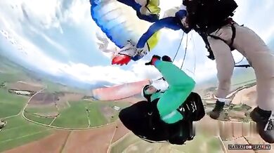 Srážka parašutistů