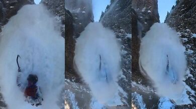 Horolezec pod lavinou na ledovci