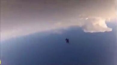 Srážka při seskoku padákem