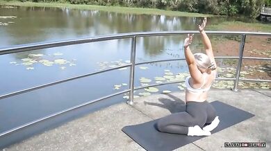 Ranní protahování v parku