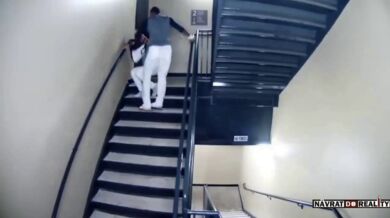 Baseballový hráč mlátící svoji přítelkyni