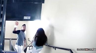 Baseballový hráč mlátící svoji přítelkyni