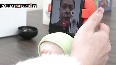 Líbačka skrz mobilní telefon