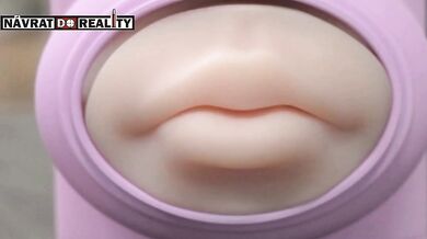 Líbačka skrz mobilní telefon