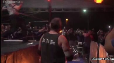 Wrestler v plamenech