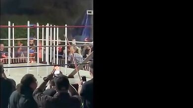 Wrestler v plamenech