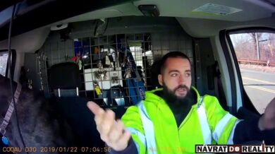 Policista dal řidiči pěstí kvůli troubení