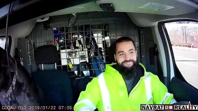 Policista dal řidiči pěstí kvůli troubení