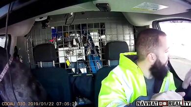 Policista dal řidiči pěstí kvůli troubení