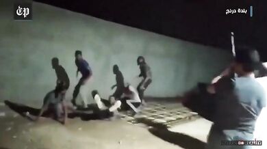 Blbec se zbraní v ruce