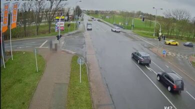 Šílený řidič v Mustangu