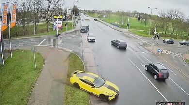 Šílený řidič v Mustangu