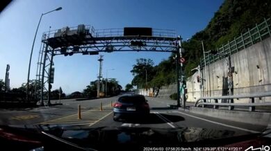 Obrovský balvan rozdrtil auto