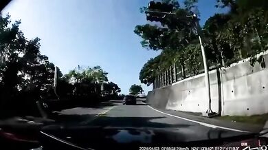 Obrovský balvan rozdrtil auto