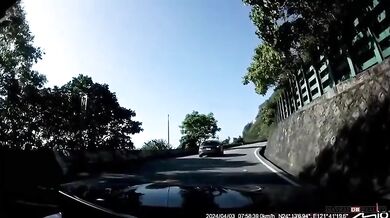 Obrovský balvan rozdrtil auto