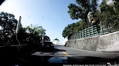 Obrovský balvan rozdrtil auto