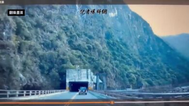 Auto zasažené padajícími kameny během zemětřesení