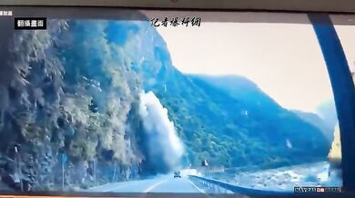 Auto zasažené padajícími kameny během zemětřesení