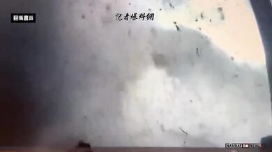 Auto zasažené padajícími kameny během zemětřesení