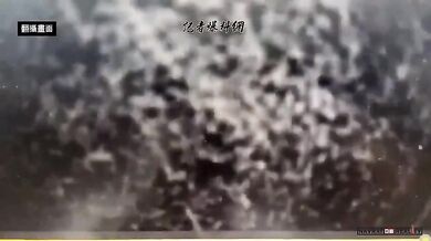 Auto zasažené padajícími kameny během zemětřesení