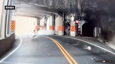 Auto zasažené padajícími kameny během zemětřesení