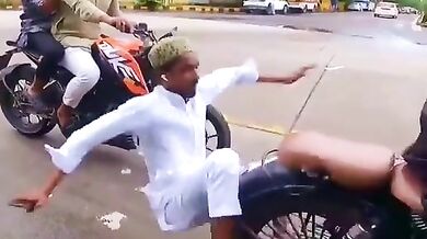 Frajírek na motorce