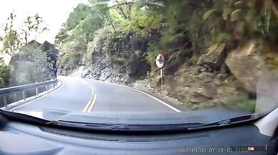 Horská silnice na Taiwanu během zemětřesení